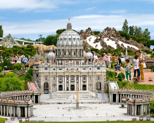 media.Piazza-San-Pietro-in-Vaticano-al-parco-tematico-Italia-in-Miniatura-ingressi-gratuiti-per-tutta-la-famiglia-in-vacanza-al-Club-Family-Hotel-Milano-Marittima-Village