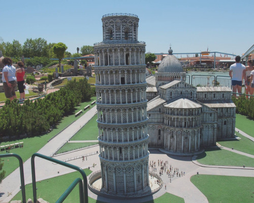 media.Torre-e-Duomo-Cattedrale-di-Pisa-al-parco-tematico-Italia-in-Miniatura-ingressi-gratuiti-per-tutta-la-famiglia-in-vacanza-al-Club-Family-Hotel-Milano-Marittima-Village
